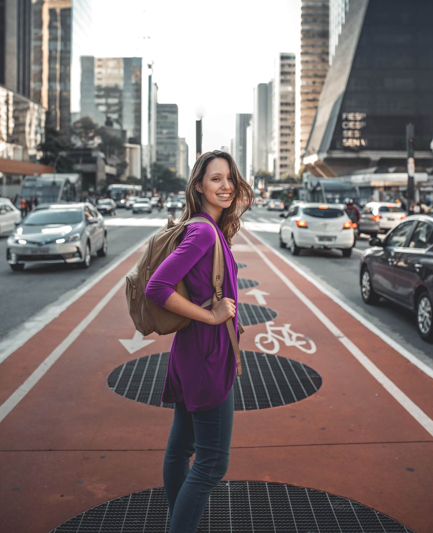 Moça em roxo na Avenida Paulista